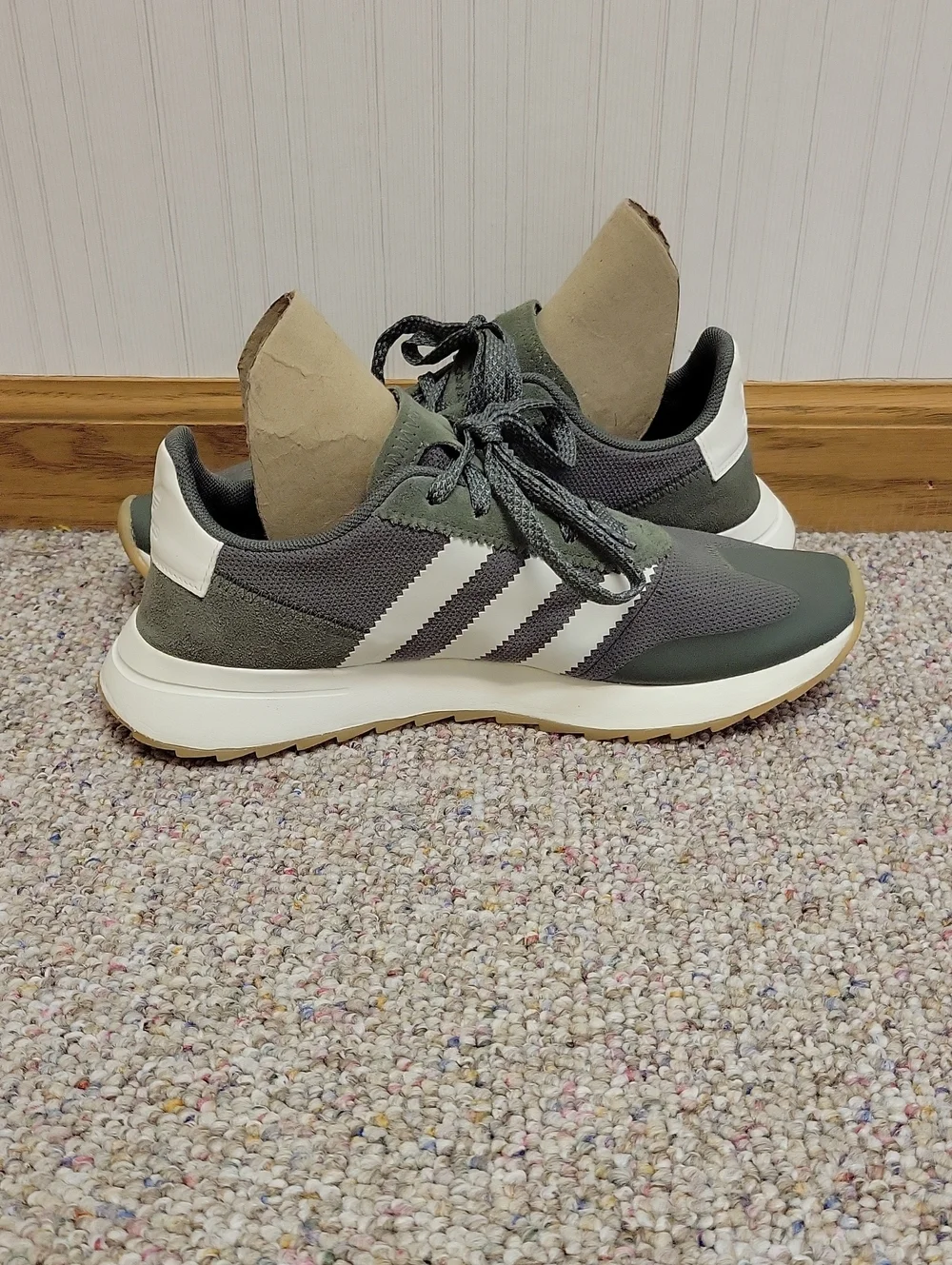 adidas Flashback Olive Green & White Casual Runner Sneakers 8.5 Athleisure Gym